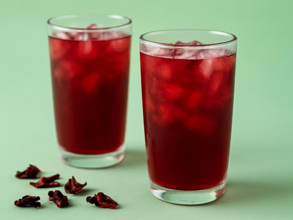 Rubinasto rdeč čaj, ki ga pijejo milijoni – ali hibiskus res pomaga pri krvnem tlaku?